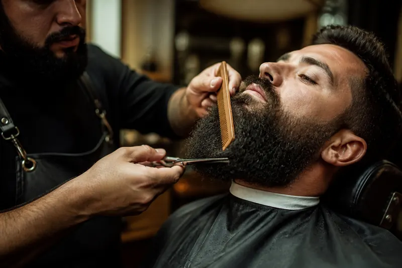 Barbeiro modelando uma barba cheia com pente de madeira