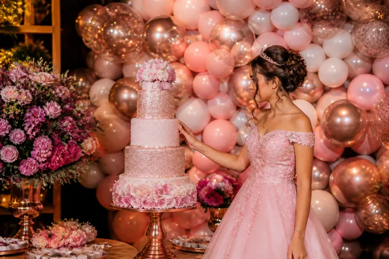 Festa de 15 anos com parede de balões rosé