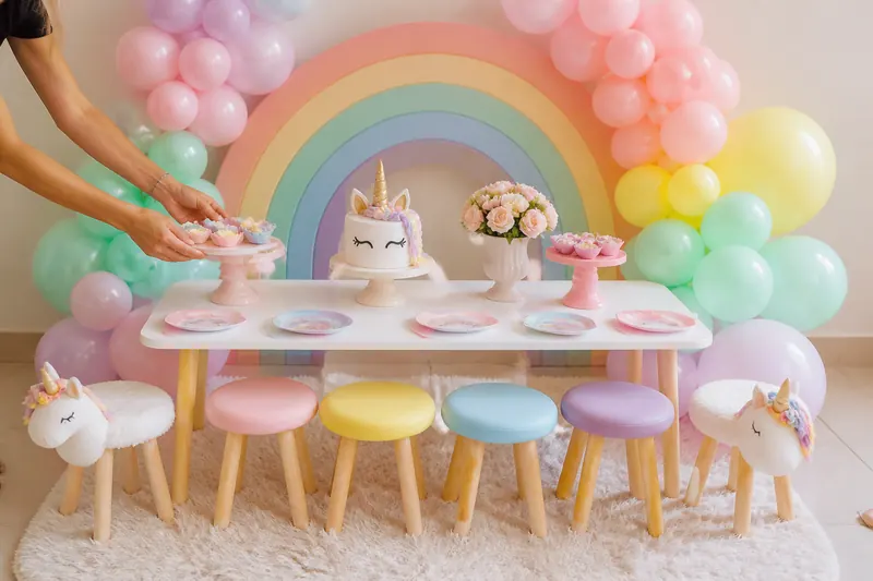 Mesa de festa com arco-íris em tons pastel