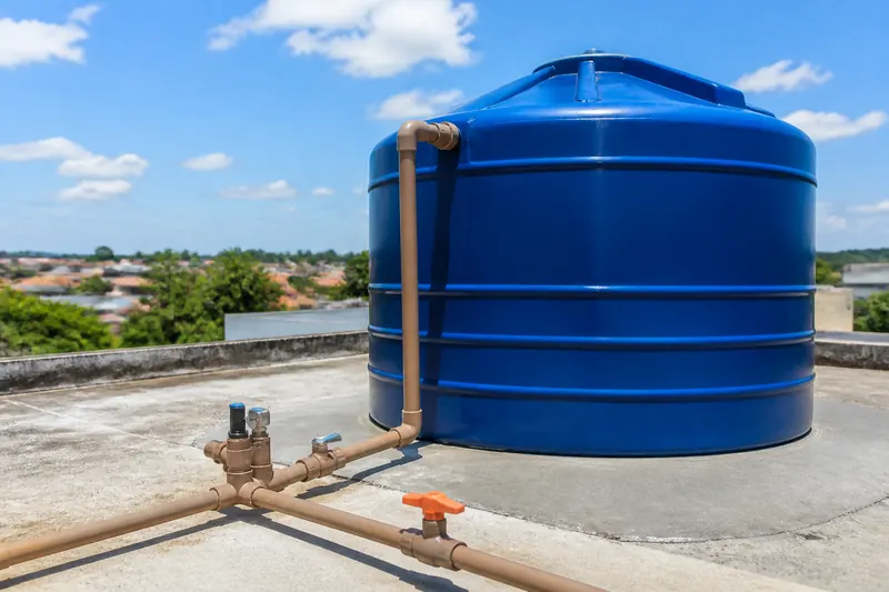 Caixa d'água azul instalada em uma laje