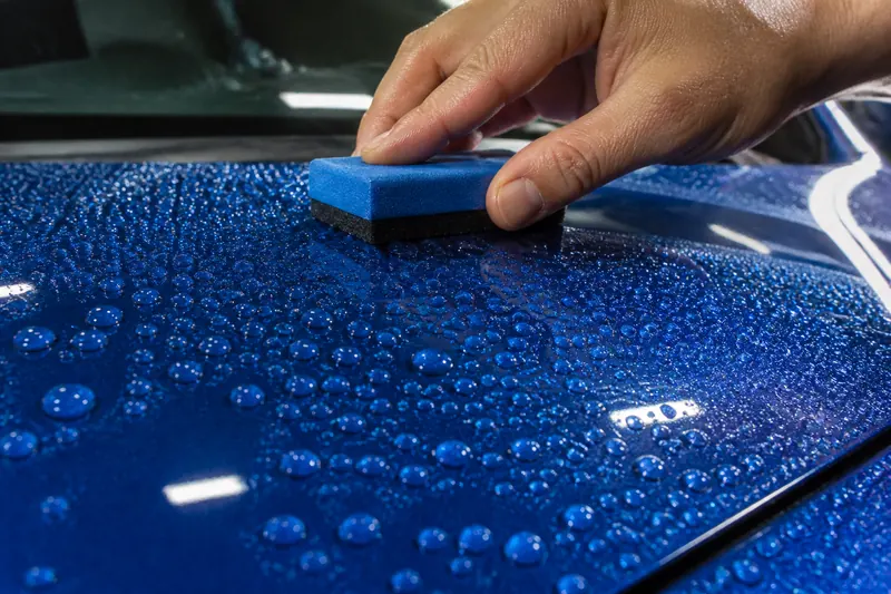 Gotas de água sobre pintura azul vitrificada