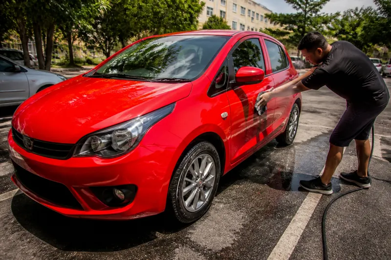 Hatch vermelho limpo e brilhando no estacionamento