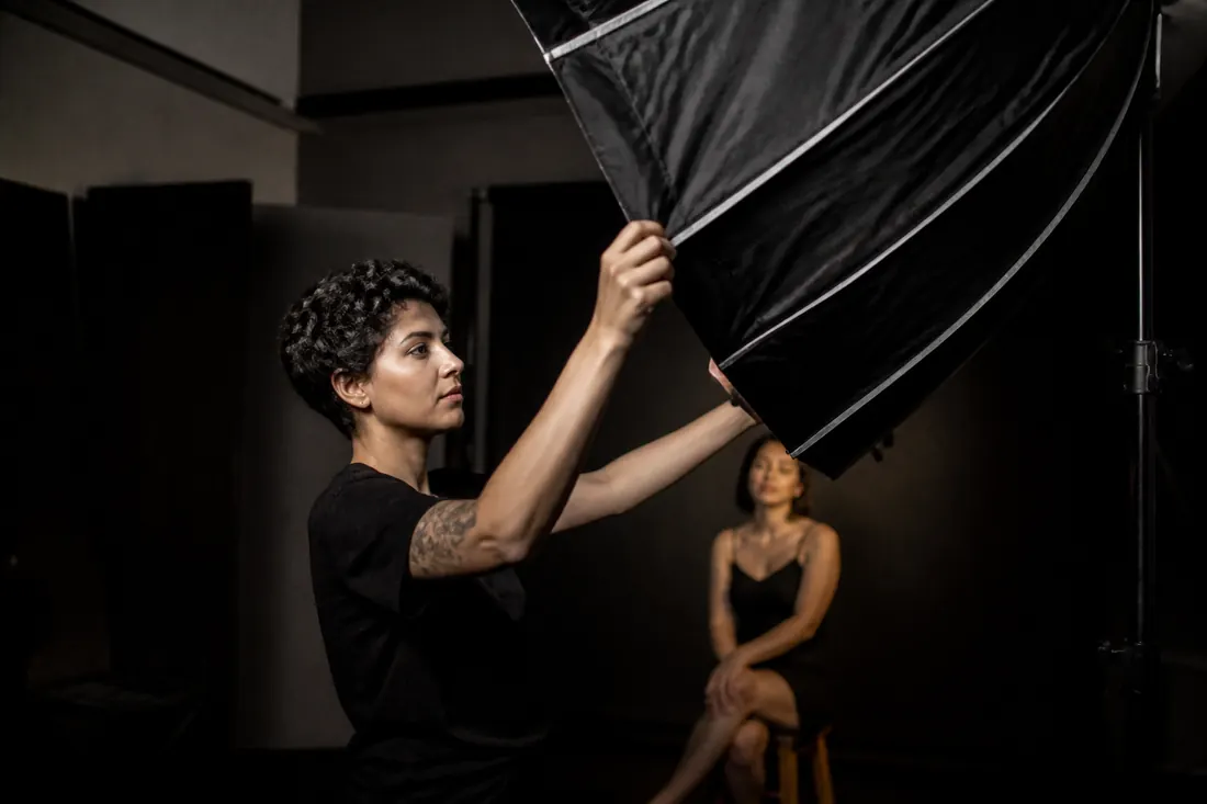Rafa ajustando o softbox para um ensaio no estúdio