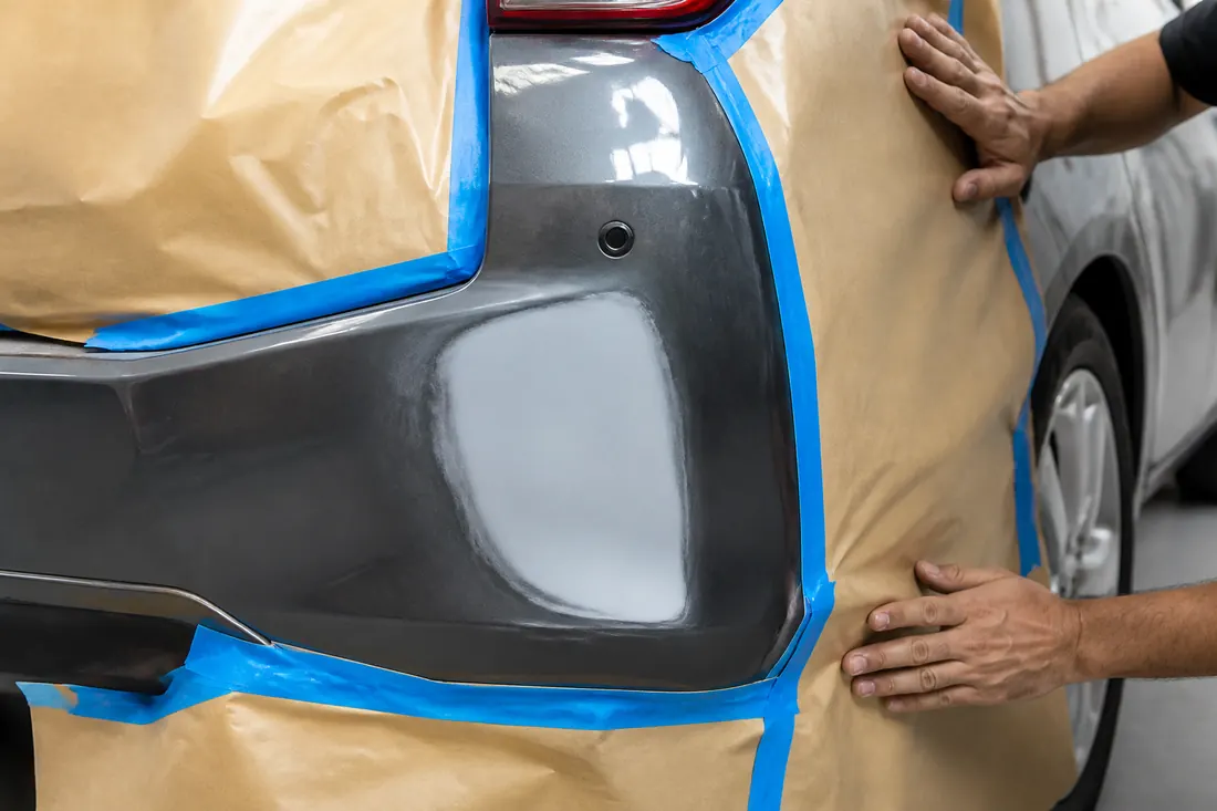 Para-choque com fita e papel preparado para pintura