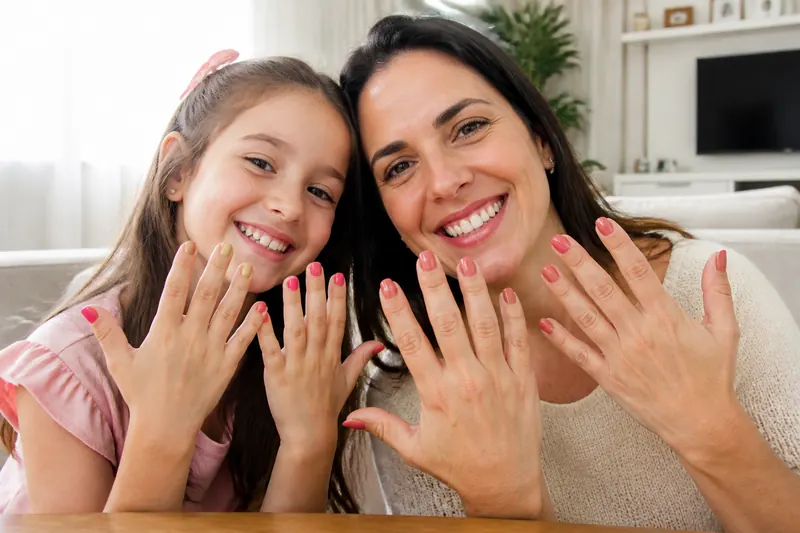 Mãe e filha mostrando as unhas pintadas iguais